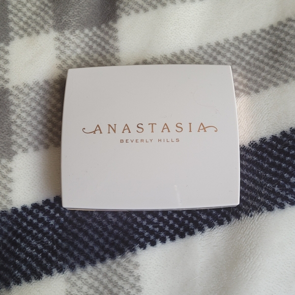 Anastasia Beverly Hills Highlighter - Picture 2 of 3